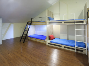 SPOT ON 90236 Zigzag Travellers Home - Hostel