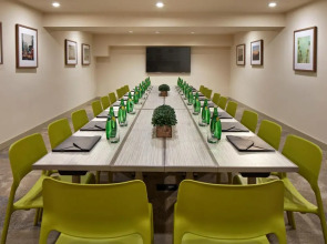 The Anza - A Calabasas Hotel