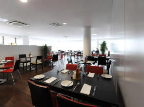 Holiday Inn London - Luton Airport by IHG