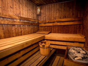 Queen's Court Hotel & Residence