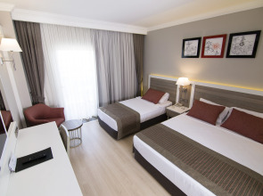 Port River Hotel & Spa