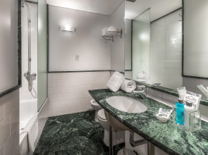 Broadway Hotel & Suites