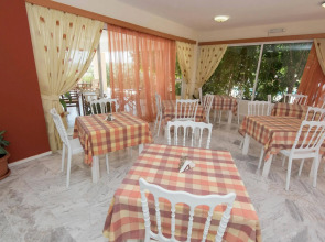 Leonidas Hotel and Studios