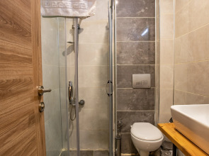 La Pazza Suites Hotel