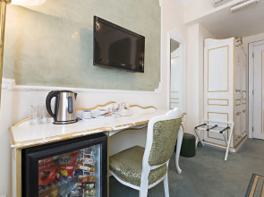 Queen's Astoria Design Hotel