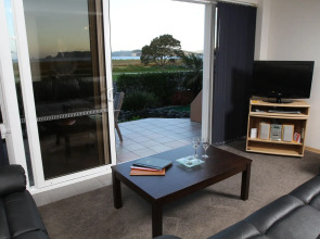 Admiralty Lodge Motel