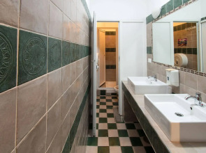 Alessandro Palace & Bar - Hostel