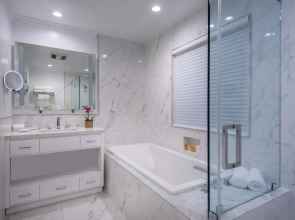 Beverly Hills Plaza Hotel & Spa