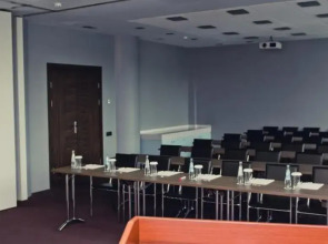 Отель Chirag Plaza Hotel & Business Center