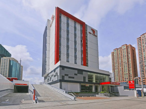 Red Planet Makati Amorsolo