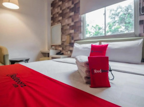 RedDoorz Plus near Mangga Besar Station 2