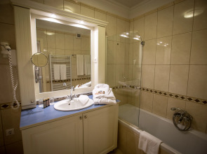 Queen's Court Hotel & Residence