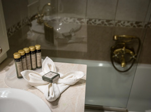 Queen's Court Hotel & Residence