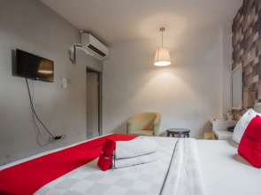 RedDoorz Plus near Mangga Besar Station 2