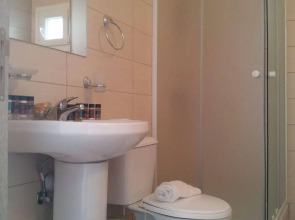 Sea Cleo Napa Hotel & Annex