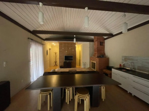 Загородный дом у подножия горы