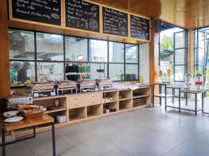 Majestic Lake Front Hotel & Suites