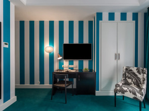 Отель Room Mate Valeria