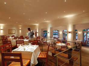 Mauricia Beachcomber Resort & Spa