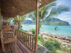 Phi Phi Cozy Seafront Resort