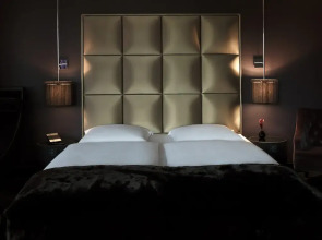 Roomers Frankfurt Central, Autograph Collection