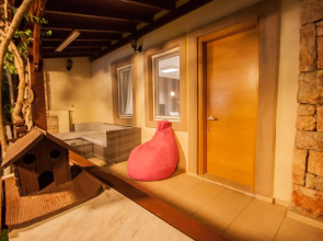 Moonshine Hotel & Suites