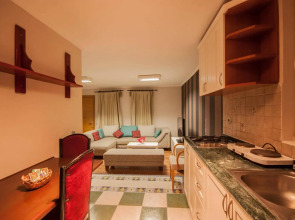 Moonshine Hotel & Suites