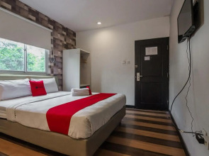 RedDoorz Plus near Mangga Besar Station 2