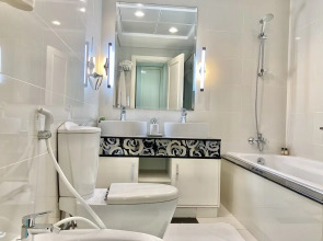 SuperHost - High-rise Chic Apt With Incredible Skyline Views