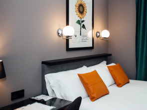 Отель Malcom and Barret