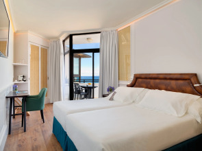 Отель H10 Conquistador