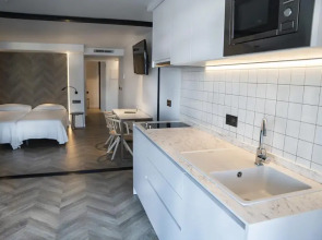 Belroy Hotel and Apartments