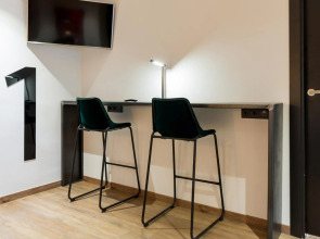 Airhostel Barcelona Airport 24h