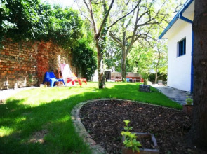 Freddie next to Mercury