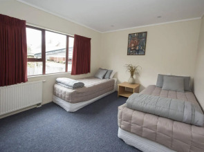 Adventure Lodge & Motel