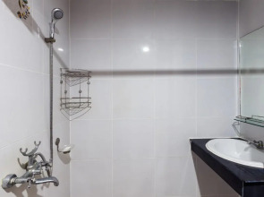 OYO 861 Patong Dynasty Hotel