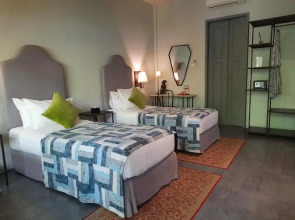 Lovinalife Room & Cafe