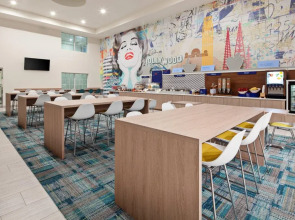 Holiday Inn Express & Suites Hollywood Walk Of Fame