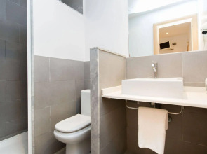 AinB Las Ramblas Colón Apartments