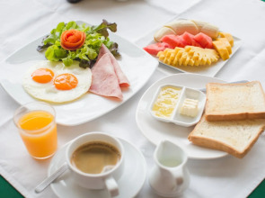 The Front Hotel and Apartment