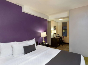 La Quinta Inn & Suites by Wyndham New York City Central Park