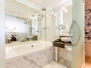 The Amsterdam Canal Hotel