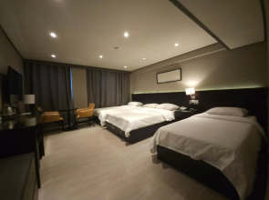 Insadong Crown Hotel