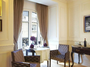 La Clef Louvre Paris by The Crest Collection