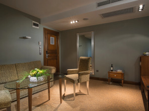 Rosslyn Thracia Hotel