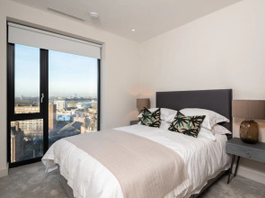 Modern Family Home close to Victoria Station