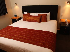 Admiralty Lodge Motel