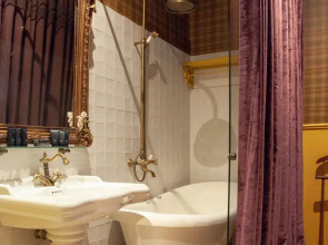 The Elliot - Adults only