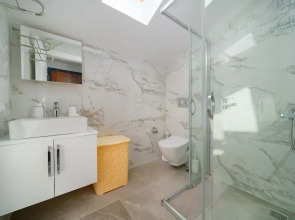 Golden Rose Suit Pension