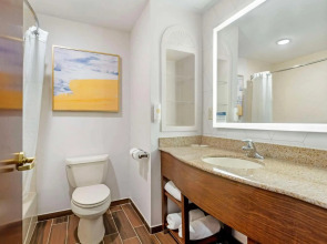 Comfort Suites East Brunswick - South River